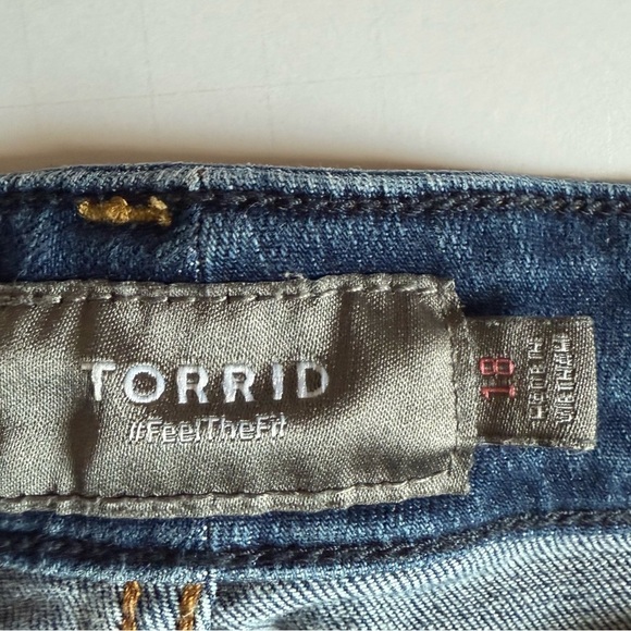 TORRID HIGH RISE MID SHORT - VINTAGE STRETCH DARK WASH Size 18 - Picture 8 of 9